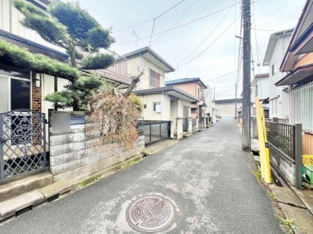 現地土地写真 車通りも少ない前面道路の様子