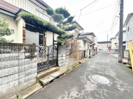 現地土地写真 車通りも少ない前面道路の様子