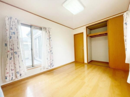 その他内観 バルコニーに出入りできる6帖の洋室