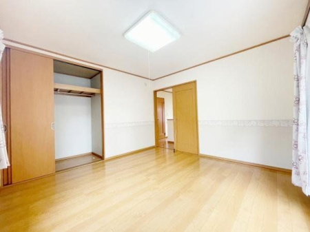 その他内観 バルコニーに面した8帖の洋室