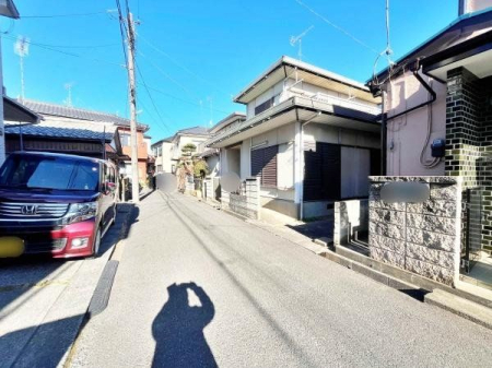 現地土地写真 車通りの少ない通りに面しています
