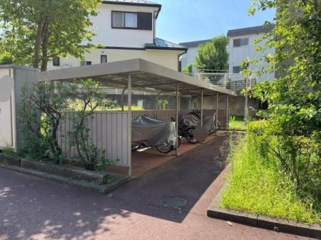 その他 屋根付き駐輪場。