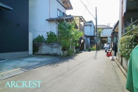 現地外観写真 前面道路は幅員約4ｍの位置指定道路