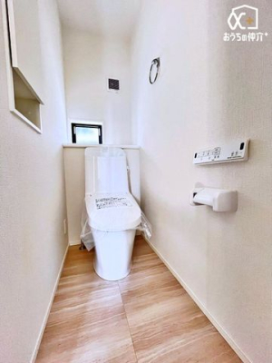 トイレ 上下階にトイレがあることで、夜間の移動や家族の使用時間が重なる際にも便利です。