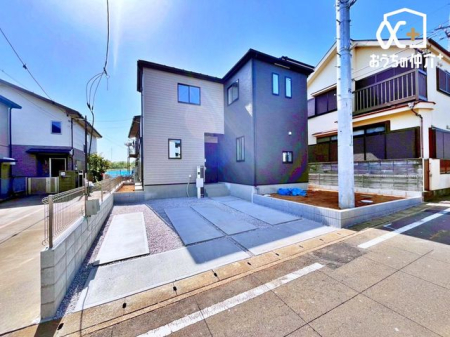 現地外観写真 外壁はナチュラルな色合いで、周囲の環境と調和し、落ち着いた印象を与えます。