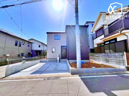 現地外観写真 シンプルで洗練された外観デザインは、流行に左右されず長く愛されるスタイルです。