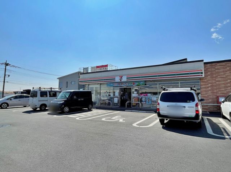 周辺環境 徒歩11分。【セブンイレブン　狭山北入曽店】営業時間24時間営業、車椅子対応の駐車場、クレジット カード可。 840m