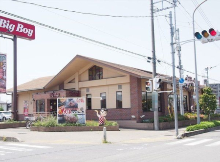 周辺環境 徒歩34分。【ビッグボーイ入間藤沢店】営業時間 10時00分～0時00分　車椅子対応の駐車場・入り口あり 2700m