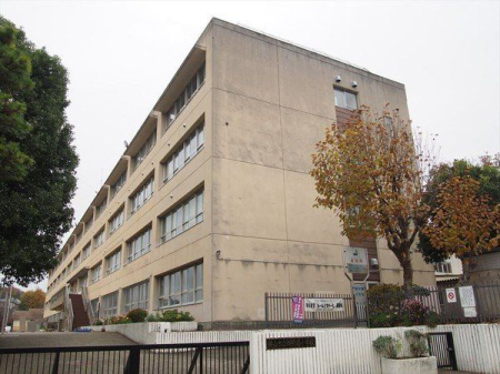 周辺環境 徒歩6分。【狭山市立御狩場小学校】車椅子対応の入り口 430m