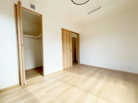 寝室 【2面採光の明るい洋室】二面採光で明るさもあります。広々とした居室で家具の配置も自由自在。子供部屋や趣味、仕事のスペースにも最適です。