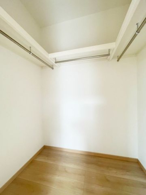 収納 大きなウォークインクローゼット付です。たくさん洋服が収納可能です。