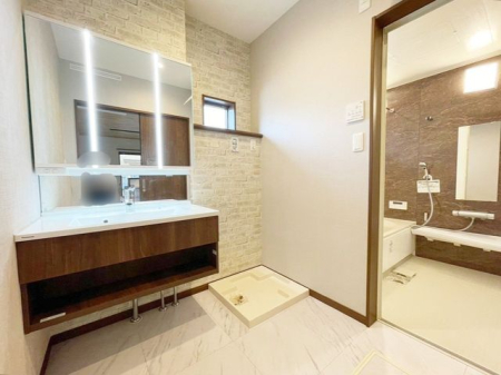 洗面台・洗面所 ～Wash room～大きな洗面　家族みんなが毎日使う洗面室。忙しい朝には使いやすい洗面で、ステキな一日のスタートをきりましょう。イプの洗面化粧台