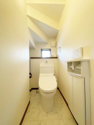 トイレ シンプルな内装のスッキリとしたトイレです。お手入れやお掃除が、簡単にできるシンプルなデザインのトイレです。