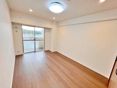 その他内観 家具の配置がしやすいシンプルな洋室。
