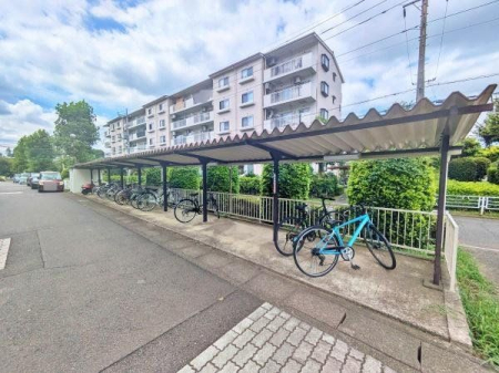 その他 雨の日にも安心な屋根付きの駐輪場