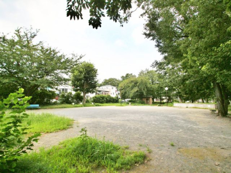 周辺環境 栗原緑地公園 徒歩8分。整備されている雑木林の公園。緑いっぱいの園内にはコンビネーション遊具やスプリング遊具、健康遊具などが設置されています。雑木林の中の木陰で遊べるので、夏場でも過ごしやすいのが魅…