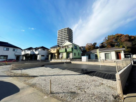 現地土地写真 「建築条件なし」お好きなハウスメーカーで建築できます。広い敷地でゆとりあるお住まいが叶います。