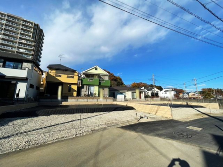 現地土地写真 お好きなプランでご家族の希望と夢を叶えよう。近隣にはお買い物施設が揃い暮らしやすい住環境です。