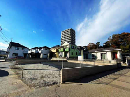 現地土地写真 市街地が近くお散歩やショッピングが楽しくなるエリアです。