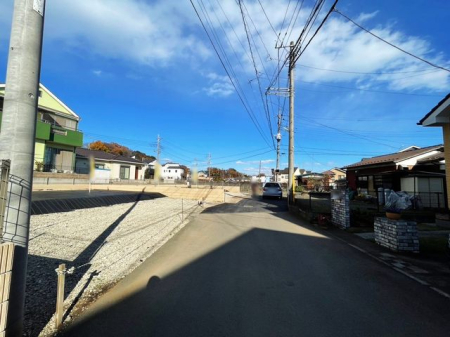現地土地写真 青空が広がる閑静な1種低層のエリアです。