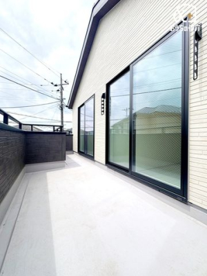 バルコニー 2部屋から出入り可能な広々としたバルコニ