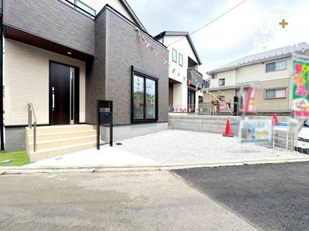 その他 玄関前には、庭として、物置場所として、多目的に使える十分なスペースがあります。