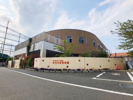 周辺環境 せせらぎ保育園 徒歩10分。開園時間: 午前7時から午後7時まで（午後6時から7時は延長保育） 770m