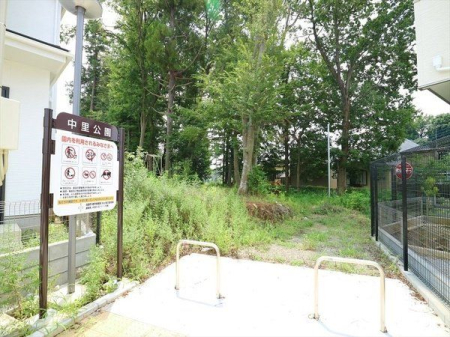 周辺環境 中里公園 徒歩5分。樹木がたくさん植えられた自然豊かな公園。とくに秋は紅葉が見事で、赤や黄色に色づいた景色をたっぷり見られます。 350m