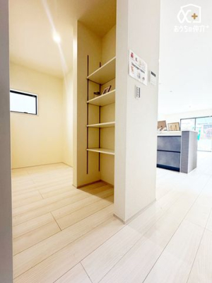 収納 キッチン裏には大型パントリー。多目的にお使い頂けます。