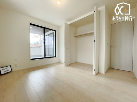 その他内観 バルコニーに面した洋室
