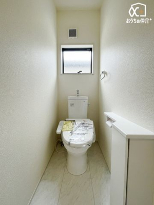 トイレ 収納棚完備の温水洗浄便座付きトイレ