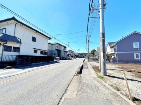 現地土地写真 開放的な前面道路の様子