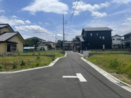現地土地写真 車通りの少ない落ち着いた住環境です
