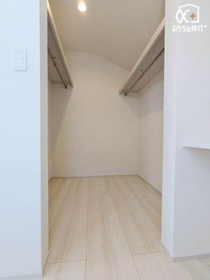 収納 主寝室のウォークインクローゼットの様子です。収納には寝具・衣類・趣味の物等を豊富に収納可能です！