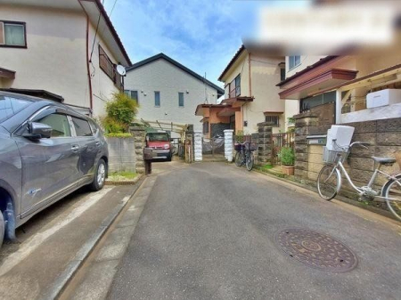 現地外観写真 前面道路の様子