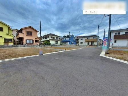 現地土地写真 車通りの少ない落ち着いた住環境です