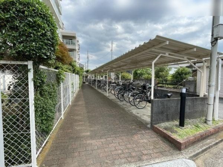 その他 屋根付き駐輪場の様子です