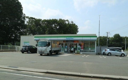 周辺環境 ファミリーマート　清瀬中里店 徒歩4分。東所沢駅出口から徒歩約26分 300m