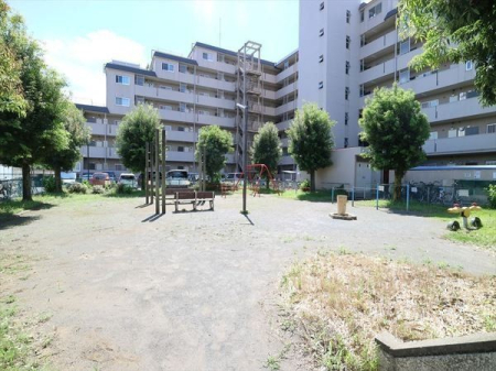 周辺環境 下田児童遊園 徒歩4分。施設案内: シーソー・ブランコ・鉄棒・砂場・ベンチ； 特徴: 明るく、にぎやかな公園です。 310m