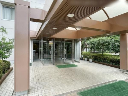 エントランス マンション入り口の様子です