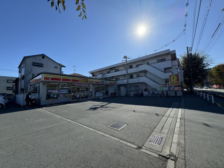 周辺環境 デイリーヤマザキ所沢小手指4丁目店 徒歩4分。24時間営業なので、急なお買い物にも便利です。飲食物や軽い日用品を販売しております。駐車場；有 280m