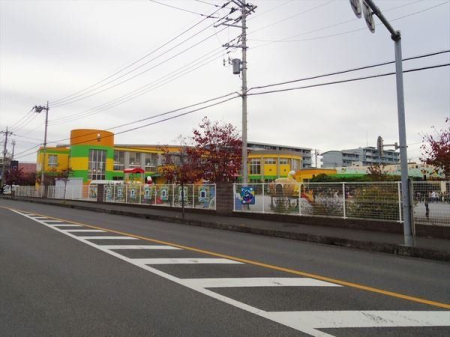 周辺環境 徒歩7分。【若杉幼稚園】開園時間8時00分～18時00分。将来、自分に適した能力を自ら選択できる基礎づくりの教育をする。 520m