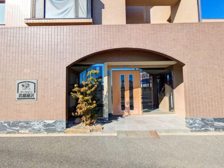 エントランス 共用施設、敷地はきちんとお手入れの行き届いた物件になります。是非一度現地に足を運ばれてみませんか？当社スタッフがご案内いたします。