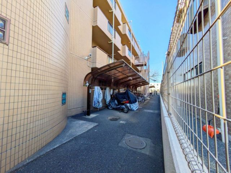 その他 駐輪場は屋根付きで雨から自転車を守ります。