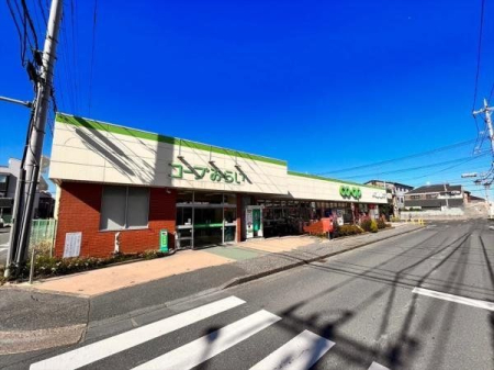 周辺環境 コープみらいみずほ台店 徒歩10分。営業時間9：30～22：00 740m