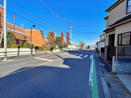 現地外観写真 車通りの少ない落ち着いた環境。お車の出し入れも落ち着いてできる、ゆったりとした環境です。現地にて是非環境をお確かめください。