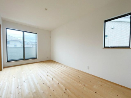 寝室 ～Room～洋室はナチュラルなフローリングと落ち着いた色の壁だから、インテリアを考えるのがとても楽しいですね！