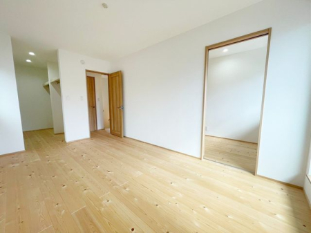 寝室 バルコニーに面しているお部屋です。