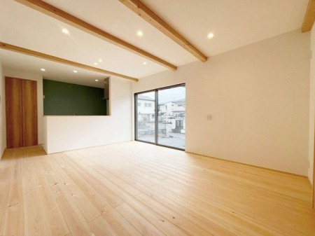 リビング ～Living～温かみのあるナチュラルテイストのLDK。のんびりくつろぐソファや、お食事を楽しむダイニングセットを置いても圧迫感はありません。