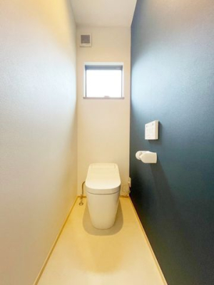 トイレ シンプルな内装のスッキリとしたトイレです。お手入れやお掃除が、簡単にできるシンプルなデザインのトイレです。